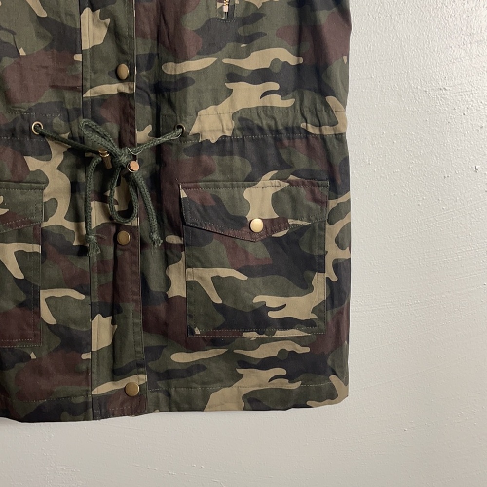 Women’s camo vest size medium - Picture 2 of 16